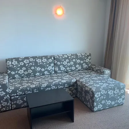 в сарафово דירה *