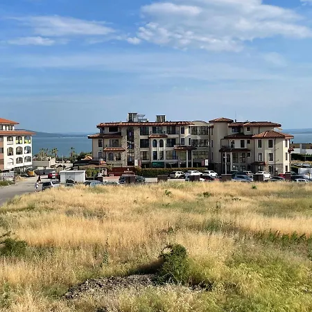 в сарафово דירה *